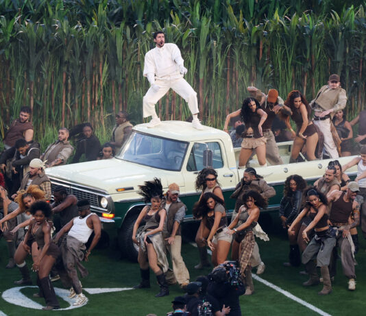 Show-ul lui Bad Bunny devine o „ancoră culturală” pentru comunitatea hispanică asediată la Super Bowl