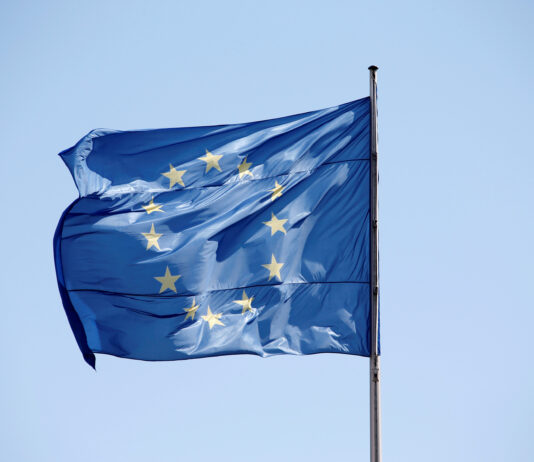 UE ar putea bloca 1,6 miliarde de euro pentru Serbia din cauza legilor justiției