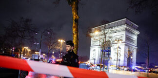 Bărbat împușcat mortal după ce a atacat poliția lângă Arcul de Triumf din Paris