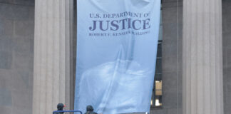 Banner cu Donald Trump, afișat la sediul Departamentului de Justiție din SUA