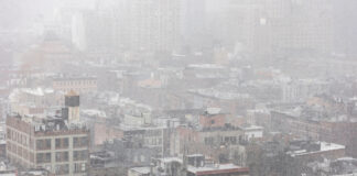 Furtună puternică de iarnă închide școli și perturbă transportul în nord-estul SUA