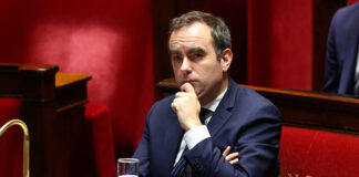 Criză politică în Franța: Guvernul supraviețuiește două moțiuni de cenzură asupra legii energiei