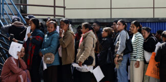 „Îmi va da acest vot un loc de muncă?” Tinerii din Nepal continuă să plece în străinătate, în ciuda promisiunilor electorale