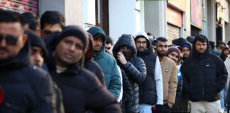 Amnistia pentru migranți din Spania pune presiune pe servicii și declanșează un val de cereri