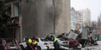 Statele Unite ale Americii și Ucraina discută reconstrucția postbelică, în timp ce Rusia lovește infrastructura energetică