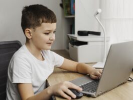 Literația digitală a elevilor din România: ce arată prima evaluare națională standardizată, de ce contează și ce soluții sunt realiste