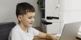 Literația digitală a elevilor din România: ce arată prima evaluare națională standardizată, de ce contează și ce soluții sunt realiste