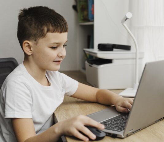 Literația digitală a elevilor din România: ce arată prima evaluare națională standardizată, de ce contează și ce soluții sunt realiste