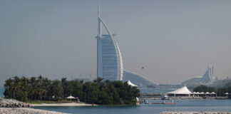 Dubai: aeroportul și hotelul Burj Al Arab, afectate de lovituri cu rachete din Iran