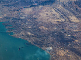 Un petrolier se îndreaptă spre un port din Emiratele Arabe Unite prin Strâmtoarea Hormuz pentru a încărca petrol