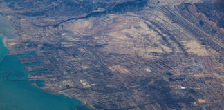 Un petrolier se îndreaptă spre un port din Emiratele Arabe Unite prin Strâmtoarea Hormuz pentru a încărca petrol