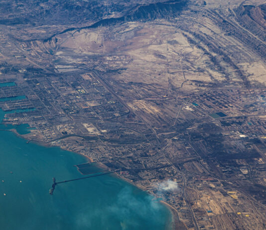 Un petrolier se îndreaptă spre un port din Emiratele Arabe Unite prin Strâmtoarea Hormuz pentru a încărca petrol