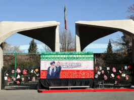 Iranienii își iau rămas-bun de la liderul suprem Ali Khamenei la o ceremonie în Teheran