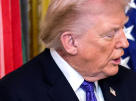 Casa Albă: Trump folosește un tratament preventiv pentru erupția cutanată de pe gât, fără a oferi detalii suplimentare despre sănătatea sa