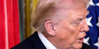 Casa Albă: Trump folosește un tratament preventiv pentru erupția cutanată de pe gât, fără a oferi detalii suplimentare despre sănătatea sa