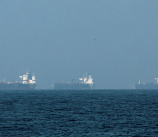 Iranul afirmă că strâmtoarea Hormuz este „deschisă”, dar cu o condiție esențială: nu pentru navele considerate legate de „inamici”