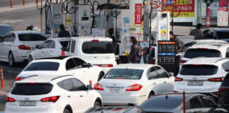 Petrolul își reduce ușor creșterea, dar rămâne pe cale pentru un salt record pe fondul escaladării războiului cu Iranul