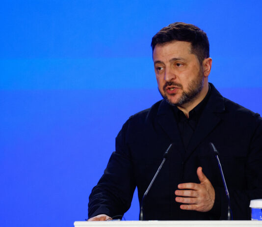 Zelenski merge în Franța pentru a cere sprijin, în timp ce războiul cu Iranul distrage atenția de la Ucraina