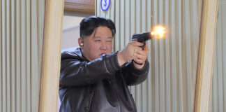 Liderul nord-coreean Kim Jong Un testează pistoale într-o vizită la o fabrică de muniții