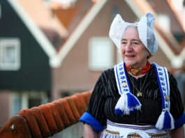 În Olanda modernă, un localnic păstrează vie tradiția costumului popular olandez