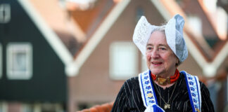 În Olanda modernă, un localnic păstrează vie tradiția costumului popular olandez