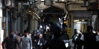 Războiul lovește Marele Bazar din Teheran: prețurile explodează, magazinele se închid