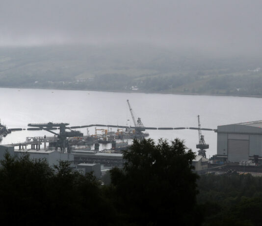 Bărbat iranian și femeie româncă acuzați de încercarea de a pătrunde într-o bază de submarine din Marea Britanie