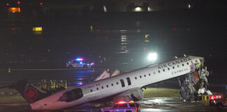 Pilotul și copilotul au murit după ce un avion de pasageri a intrat în coliziune cu un camion de pompieri la aeroportul LaGuardia din New York