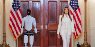 Robot, prezent alături de Melania Trump la Casa Albă, într-un eveniment dedicat promovării profesorilor AI