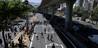 Protestatarii mexicani transformă autostrada într-un teren de fotbal pentru a critica „exproprierea” legată de Cupa Mondială