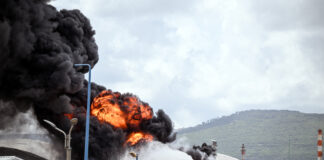 O rachetă lovește un rezervor de petrol la rafinăriile din Israel, potrivit primelor informații