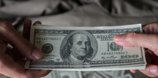 Dolarul se apropie de maximele anuale, în timp ce volatilitatea petrolului alimentează temerile privind inflația