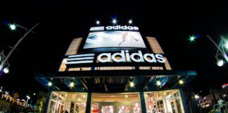 Acțiunile Adidas au scăzut puternic: tarifele SUA și criza din Orientul Mijlociu lovesc profitul