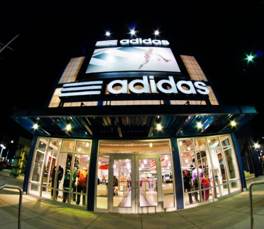 Acțiunile Adidas au scăzut puternic: tarifele SUA și criza din Orientul Mijlociu lovesc profitul