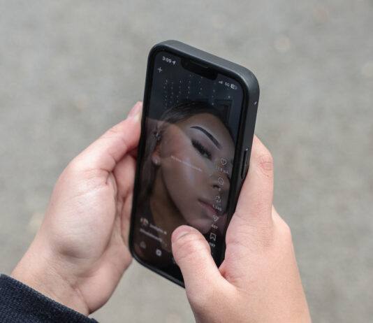 Grecia interzice rețelele sociale pentru copiii sub 15 ani din 2027 și cere acțiuni la nivelul Uniunea Europeană