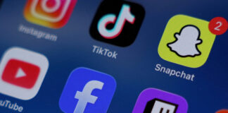 Platformele de social media trebuie să oprească „scroll-ul infinit”, spune premierul britanic Keir Starmer