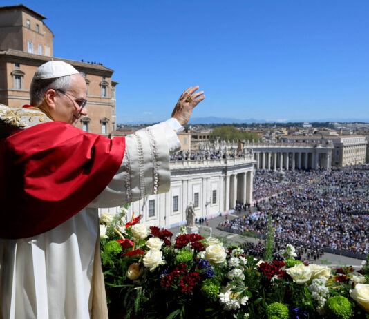 Papa Leo începe vizita în Camerun în timp ce criticile din SUA continuă