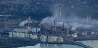 Incendiu major la rafinărie în Australia, presiuni suplimentare asupra aprovizionării cu combustibil