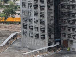 Întoarcerea în ruine: victimele incendiului din Hong Kong încearcă să salveze ultimele amintiri (VIDEO)