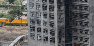 Victimele incendiului din Hong Kong caută printre locuințele carbonizate obiecte de preț și amintiri salvate