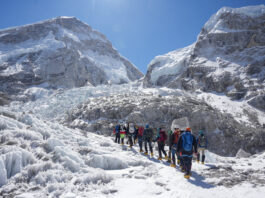 Nepal: O crevasă blochează deschiderea traseului de escaladă spre Everest
