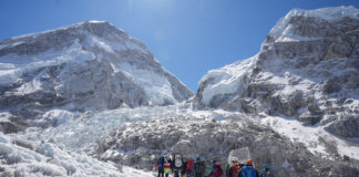 Nepal: O crevasă blochează deschiderea traseului de escaladă spre Everest