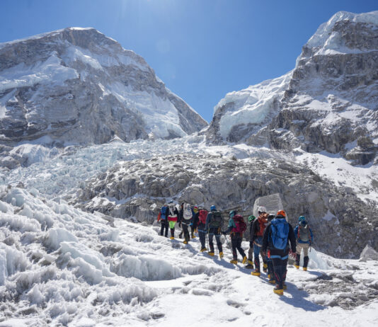 Nepal: O crevasă blochează deschiderea traseului de escaladă spre Everest