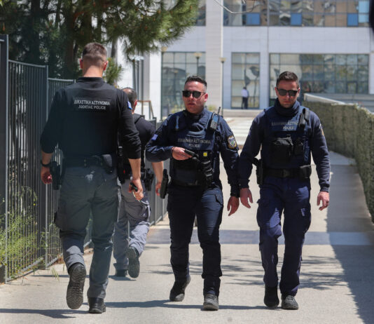 Cinci persoane rănite în două atacuri armate la Atena: un suspect de 89 de ani este căutat de poliție