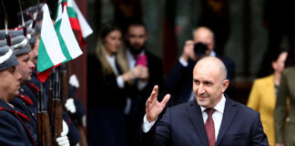 Bulgaria votează în timp ce fostul președinte pro-rus conduce în sondaje