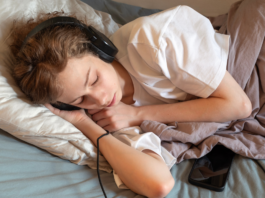 Muzica favorizează un somn odihnitor? Ce spun studiile