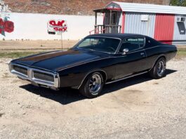 Dodge Charger SE 1971 Triple Black impresionează cu motor rar și trapă instalată de dealer