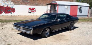 Dodge Charger SE 1971 Triple Black impresionează cu motor rar și trapă instalată de dealer