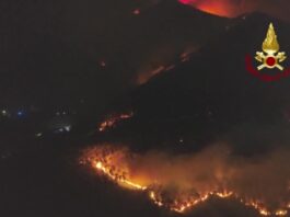 Aproximativ 3.000 de persoane evacuate în Toscana din cauza unui incendiu de pădure (VIDEO)