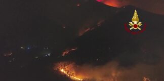 Aproximativ 3.000 de persoane evacuate în Toscana din cauza unui incendiu de pădure (VIDEO)